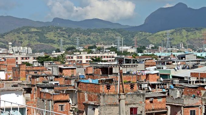 Covid mata mais nas áreas pobres