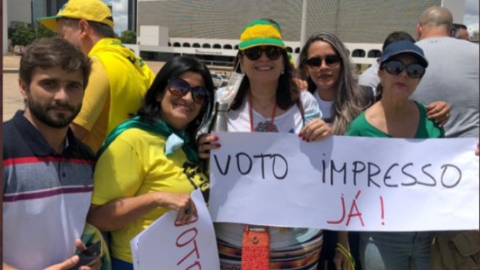 Bolsonaristas pedem voto impresso