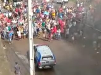 Multidão protesta após homem morrer na caçamba da viatura