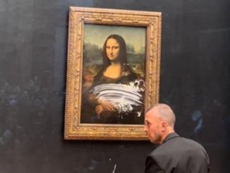 Homem ataca quadro da Monalisa