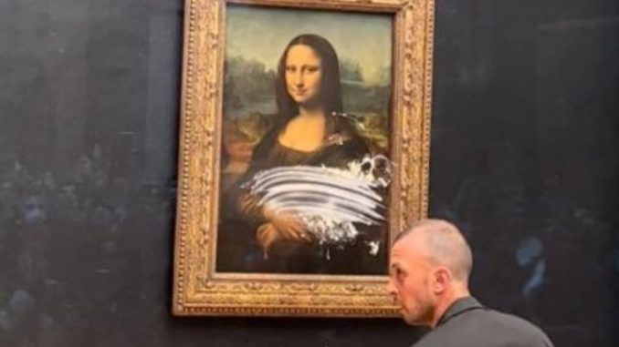 Homem ataca quadro da Monalisa