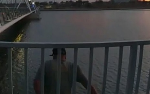 Homem se afoga enquanto é observado por policiais