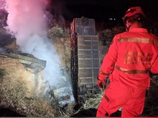 Carreta furacão cai em barranco