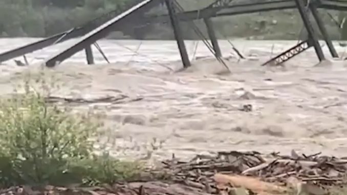 Ponte é arrastada por enxurrada