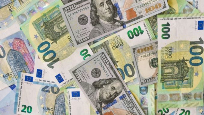 Euro e dólar alcançam paridade pela primeira vez em 20 anos