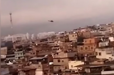 Vídeo: Morador registra disparos de armamento pesado contra helicóptero da polícia no Rio. O registro foi feito durante uma operação da Polícia no Complexo do Alemão que até agora já deixou ao menos cinco mortos. Entre eles um polícial e uma mulher vítima de bala perdida. https://youtube.com/shorts/t2WiCHdMYTo?feature=share Vídeo: Morador registra disparos de armamento pesado contra helicóptero da polícia no Rio