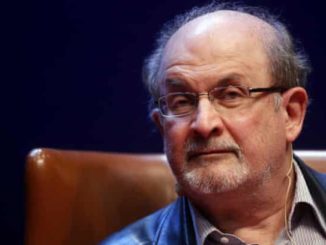 Agressor do escritor Salman Rushdie é indiciado por tentativa de homicídio