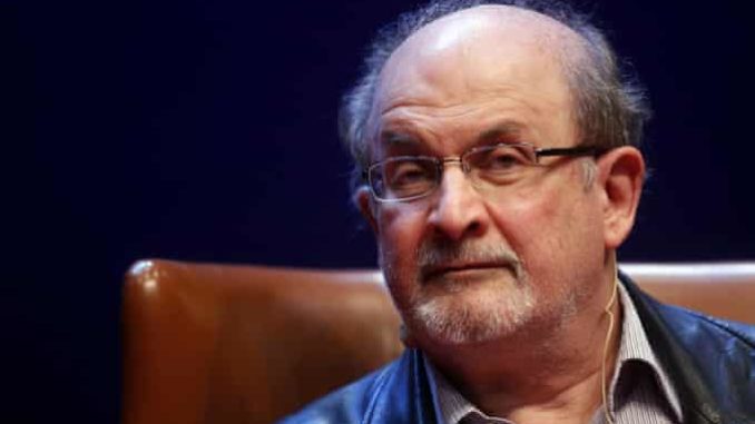 Agressor do escritor Salman Rushdie é indiciado por tentativa de homicídio