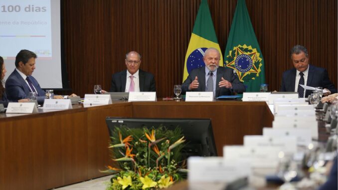 Presidente Lula reúne ministros solta o verbo